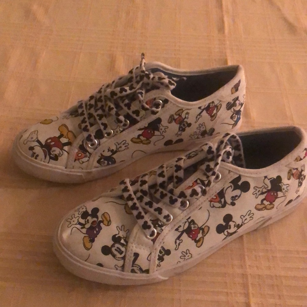 Mickey Mouse sneakers w/Mickey laces EUC Size ladies 6